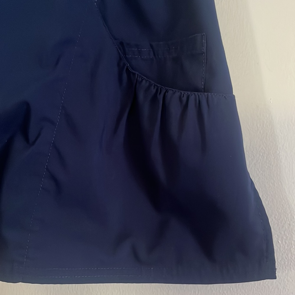 Bundle of 2 scrub tops and 1 scrub pants - Picture 5 of 16